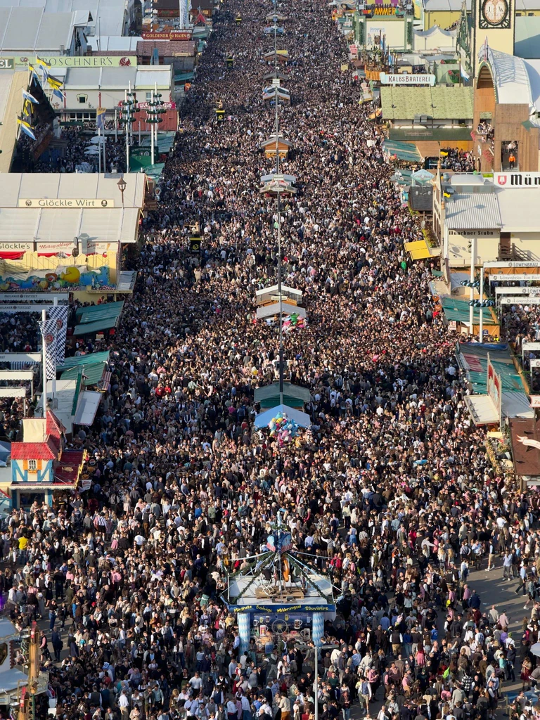 Das Wiesn-Gelände wurde am Samstag zeitweise gesperrt wegen Überfüllung. (Archivbild) — © Peter Kneffel/dpa