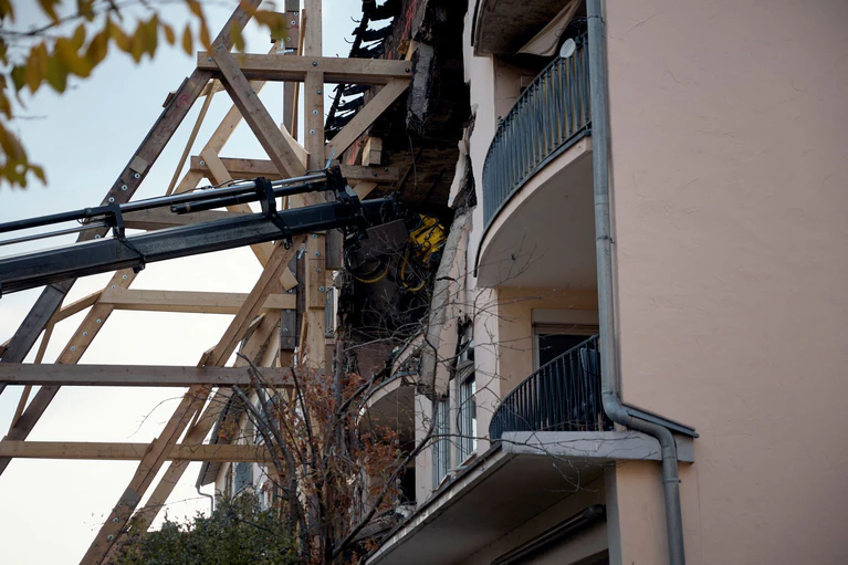 Die Explosion riss ein großes Loch in die Hauswand.  — © Tizian Gerbing/dpa