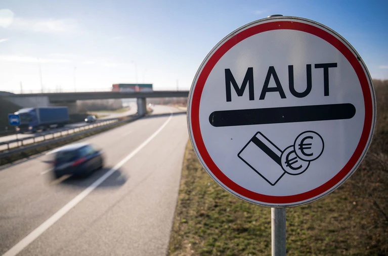2019 scheiterten die Pkw-Maut-Pläne der damaligen Bundesregierung vor Gericht. Das kam die Steuerzahler im Land teuer zu stehen. Nun gibt es aber Anzeichen, dass sich in der CSU eine andere Meinung durchsetzen könnte. (Illustration) — © Jens Büttner/zb/dpa