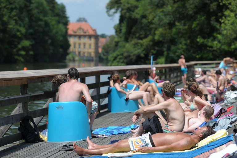 Im Hainbad schwimmt man im Fluss mit schöner Aussicht auf die Bamberger Altstadt. (Archivbild) — © picture alliance / dpa