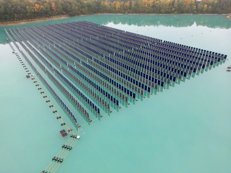 Normalerweise sind Solarpanele bei schwimmenden Anlagen flach auf dem Wasser - hier stehen sie aufrecht.  — © Peter Kneffel/dpa