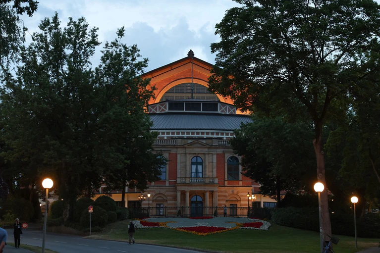 Vor 150 Jahren fanden hier erstmals die Bayreuther Festspiele statt. (Archivbild) — © Daniel Löb/dpa
