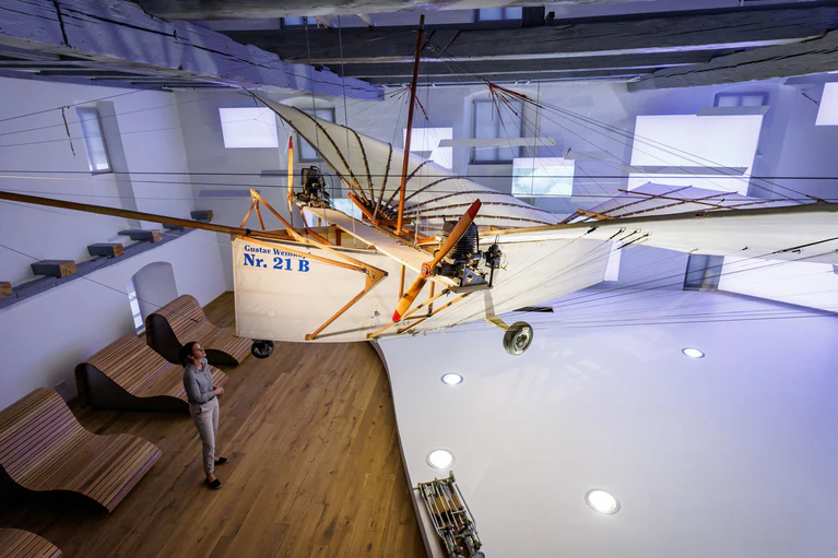 Im Museum ist ein Nachbau der Flugmachine «Nr. 21b» zu sehen. — © Daniel Karmann/dpa