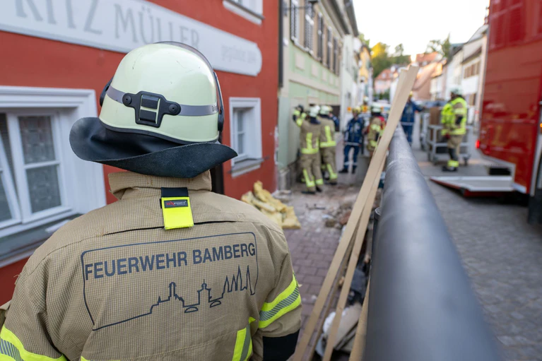 Zwei Menschen in dem Auto wurden schwer verletzt. — © Pia Bayer/dpa