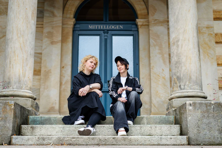 Alexandra Szemerédy (r) und Magdolna Parditka sind die ersten Regisseurinnen in Bayreuth, die nicht Wagner heißen. (Archivbild) — © Daniel Karmann/dpa