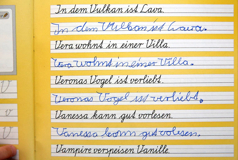 Lehrkräfte beklagen, dass Schreibschriften oft unleserlich sind (Symbolbild). — © picture alliance / dpa