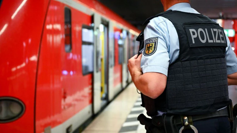 Wegen des Vorfalls am Samstag war unter anderem auch die Polizei am S-Bahnhof Marienplatz. (Symbolbild) — © Sven Hoppe/dpa