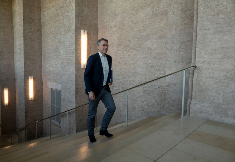 Kunstminister Markus Blume (CSU) hat Pläne für eine Umstrukturierung der bayerischen Staatsmuseen vorgestellt. (Archivbild) — © Peter Kneffel/dpa
