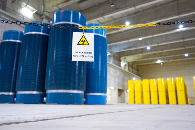 Das Zwischenlager Ahaus darf Atommüll aus einem Versuchsreaktor in Bayern aufnehmen. Die Stadt Ahaus hat jetzt den juristischen Widerstand dagegen aufgegeben. (Archivbild) — © Guido Kirchner/dpa