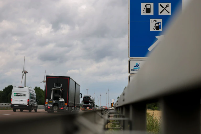 Fürs Tanken von der Autobahn abzufahren, lohnt sich. — © Jan Woitas/dpa