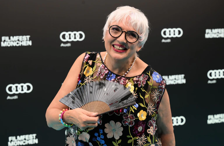 Die Grünen-Politikerin Claudia Roth erschien zur Eröffnung des Filmfestes München. (Archivbild) — © Felix Hörhager/dpa