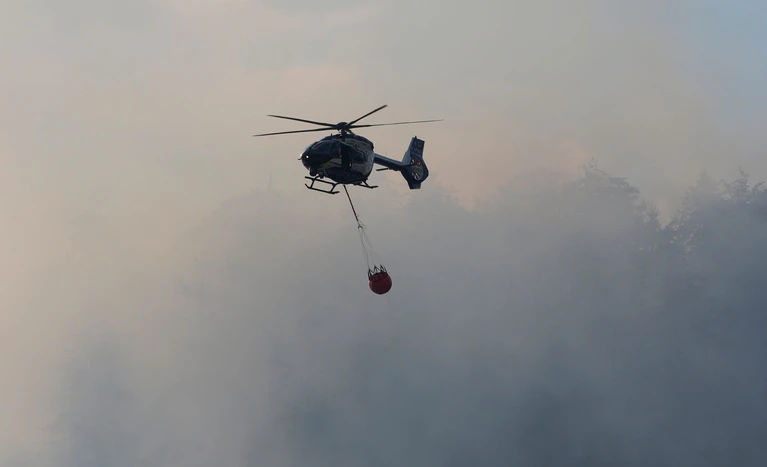 Ein halbes Dutzend Hubschrauber sind im Einsatz. — © Uwe Lein/dpa