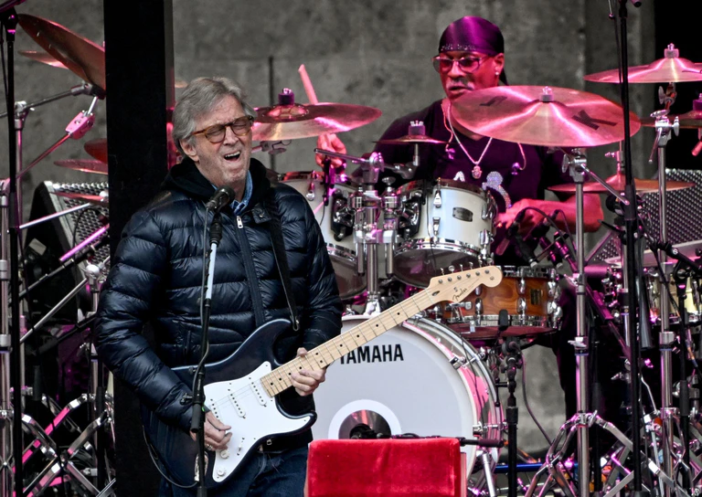 Der Musiker Eric Clapton kommt im Mai 2026 für drei Konzerte in Mannheim, Köln und München nach Deutschland. (Archivbild) — © Britta Pedersen/dpa