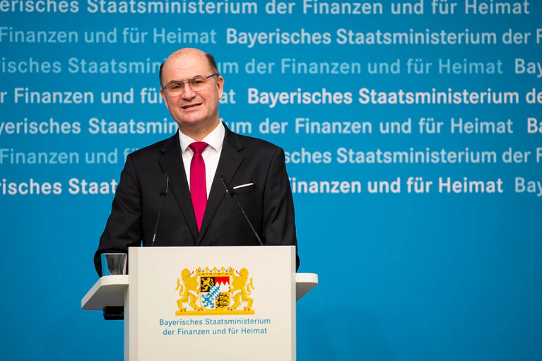 Finanz- und Heimatminister Albert Füracker (CSU) will strukturschwache Räume in den Fokus der bayerischen Heimatstrategie nehmen. (Archivbild) — © Daniel Vogl/dpa