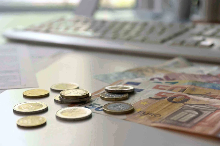 Wofür geben die Menschen in Bayern ihr Geld aus? Die Laufende Wirtschaftsrechnung gibt Auskunft. (Symbolbild) — © Malin Wunderlich/dpa