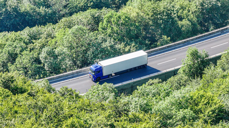 Der Lastwagen mit entzündlichem Gefahrgut steht auf der Autobahn 8 in Fahrtrichtung München. — © Jason Tschepljakow/dpa