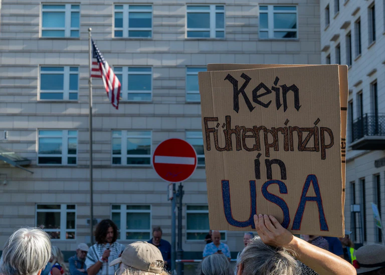 Zahlreiche Menschen protestieren immer wieder gegen die Politik von US-Präsident Donald Trump. (Symbolbild) — © Soeren Stache/dpa