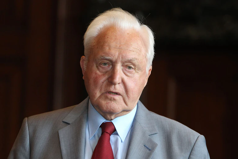 Etwas mehr als sechs Jahre war der aus Mittelfranken stammende CSU-Politiker Minister im Kabinett von Helmut Kohl. — © picture alliance / dpa