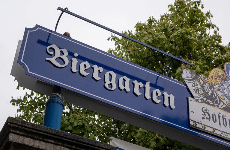 Ein Biergarten muss besondere Kriterien erfüllen. (Archivbild) — © Peter Kneffel/dpa