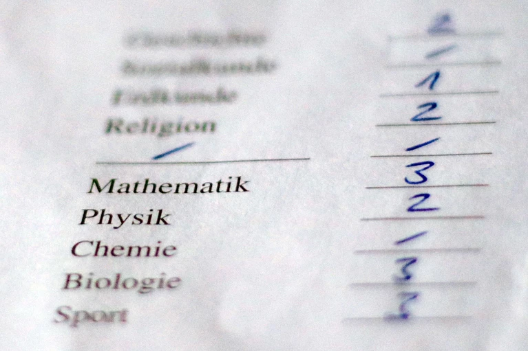 Die Zeugnisnoten sollten für niemanden eine Überraschung sein. (Symbolbild) — © Maria Berentzen/dpa