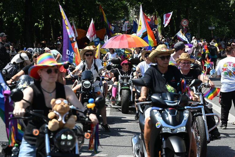Die Parade ist eingebettet in ein dreitägiges Straßenfest mit Konzerten, Karaoke, politischen Gesprächsrunden und Partys.  — © Felix Hörhager/dpa