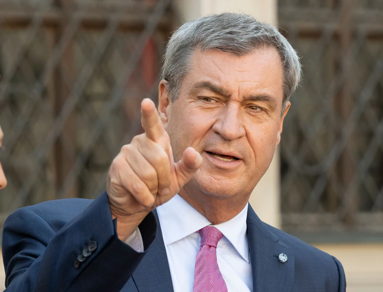 CSU-Chef Markus Söder beteuert, dass die CSU «auf keinen Fall» einen Kanzlersturz initiieren werde. (Archivbild) — © Peter Kneffel/dpa