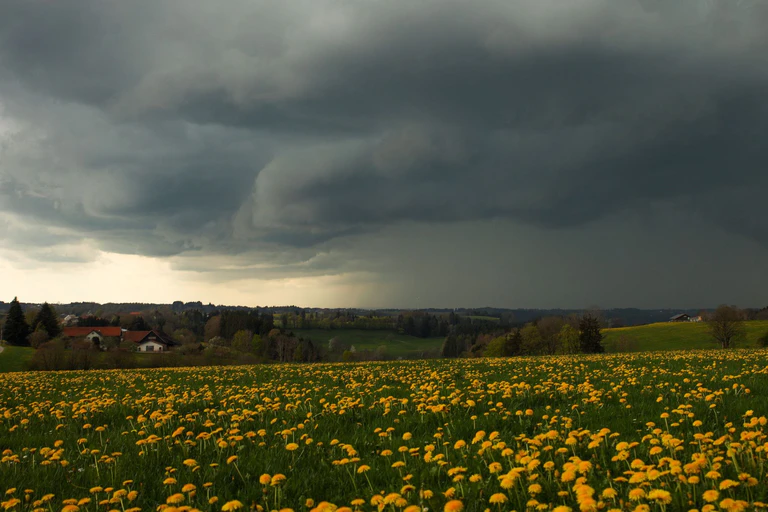 In Bayern stehen regnerische Tage mit Gewittern bevor. (Symbolbild) — © Alexander Wolf/onw-images/dpa
