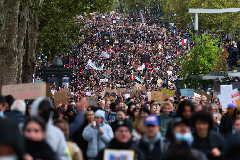 Die Polizei betrachtet auch die Demonstrationen in Frankreich, wie etwa hier in Paris. (Symbolbild) — © Marcus Golejewski/dpa