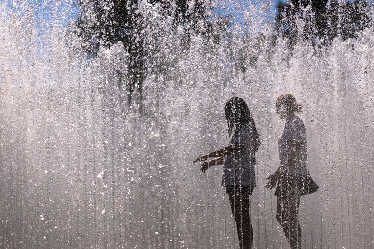Abkühlung bieten öffentliche Brunnen. (Symbolbild) — © Daniel Karmann/dpa