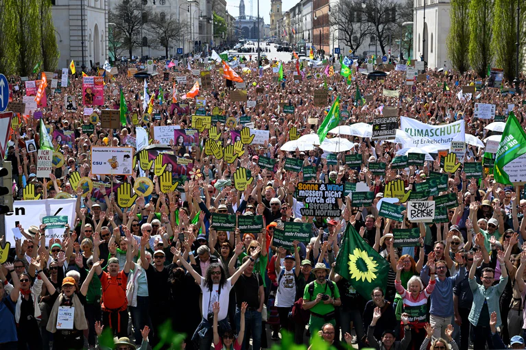 Zu der Kundgebung aufgerufen hatten Bund Naturschutz in Bayern, Fridays For Future, Greenpeace und Umweltinstitut München. — © Felix Hörhager/dpa