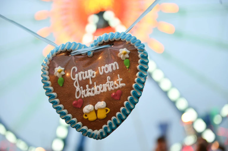 Die Besucherinnen und Besucher der Wiesn müssen sich auf Wolken einstellen. (Symbolbild) — © Felix Hörhager/dpa