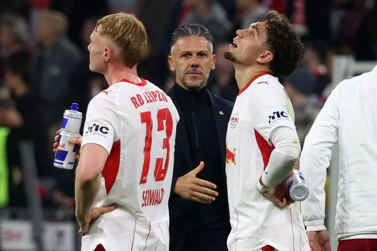 Die Leipziger von Trainer Martin Demichelis (Mitte) hatten gegen den FC Bayern keine Chance.  — © Karl-Josef Hildenbrand/dpa
