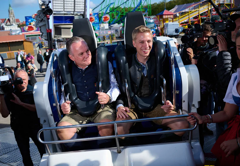 Die Vorfreude auf das Oktoberfest steigt: OB Dominik Krause (r) und Wiesn-Chef Christian Scharpf sitzen schon einmal Probe. — © Sven Hoppe/dpa