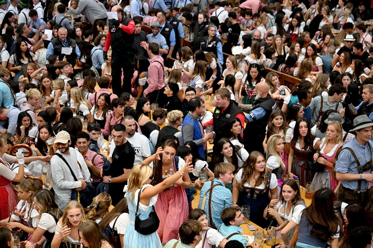 Beim Reservierungswechsel wird es voll auf der Wiesn.  — © Felix Hörhager/dpa