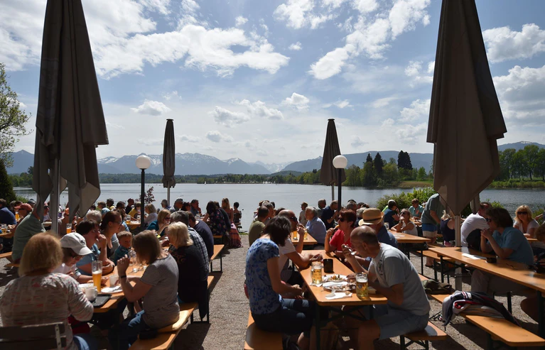 Schönes Wetter Sonne gehört beim Biergartenbesuch dazu. (Archivbild) — © Angelika Warmuth/dpa