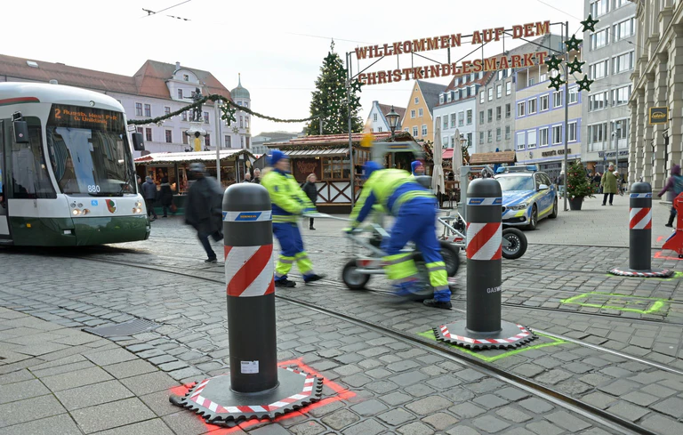 Die Poller sollen Besitzer des Augsburger Christkindlesmarkts schützen. — © Malin Wunderlich/dpa