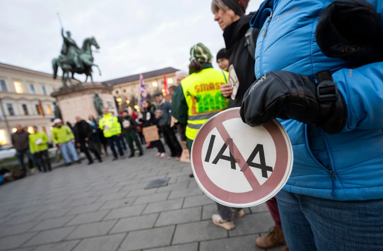 In München gibt es am Tag vor einer wichtigen Stadtratsentscheidung Widerstand gegen künftige IAAs. — © Lukas Barth/dpa