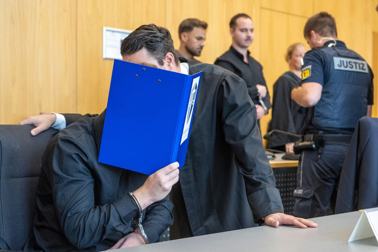 Zwei der Angeklagten schwiegen beim Prozessauftakt. — © Stefan Puchner/dpa