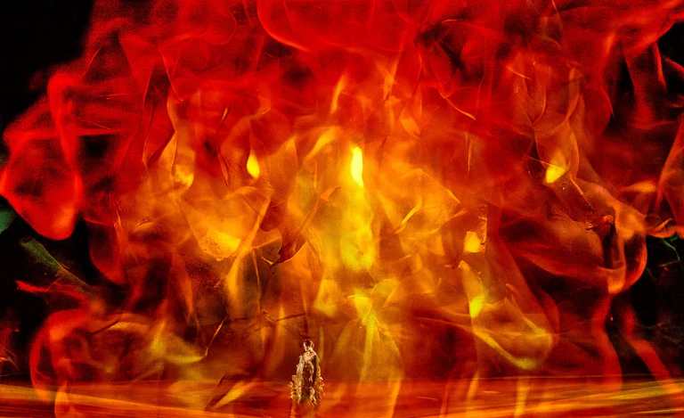 Die KI setzt die Bayreuther Bühne in Flammen. — © Enrico Nawrath/Bayreuther Festspiele/dpa