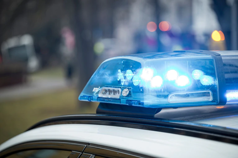 Die Polizei holt die Frau vom Mittelstreifen weg. (Symbolbild) — © Daniel Vogl/dpa