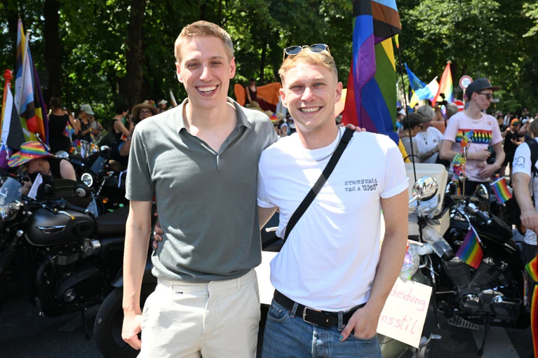 Dominik Krause (l) nimmt zusammen mit seinem Lebensgefährten Sebastian Müller an der Parade teil.  — © Felix Hörhager/dpa