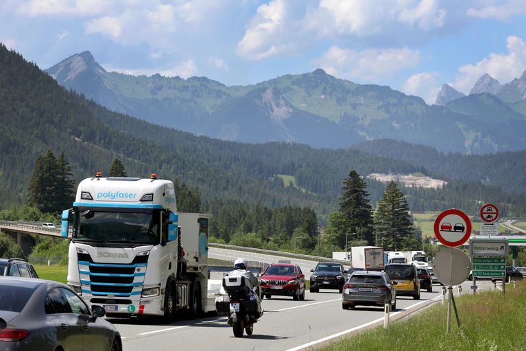 Auch am Fernpass klagen Anwohner über den Transitverkehr. — © Karl-Josef Hildenbrand/dpa