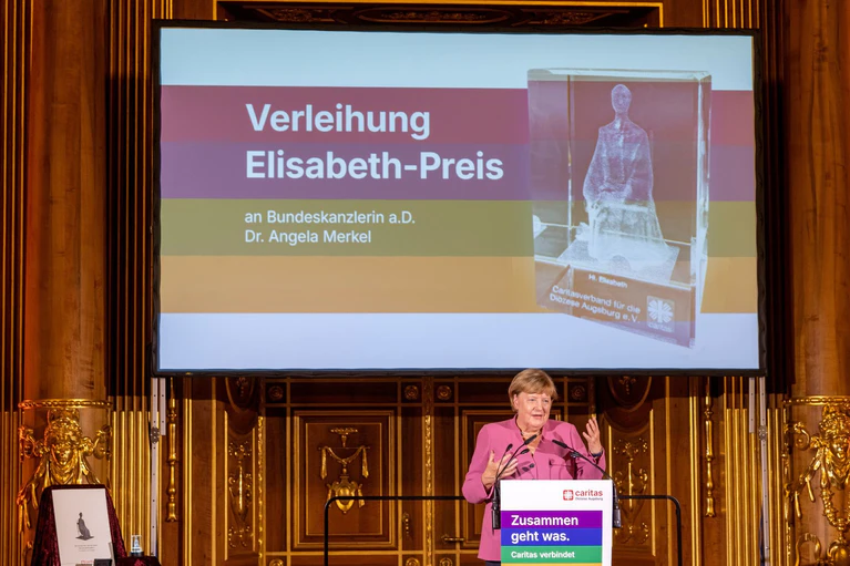 Die ehemalige Bundeskanzlerin Angela Merkel sprach am Freitagabend im Goldenen Saal. — © Stefan Puchner/dpa