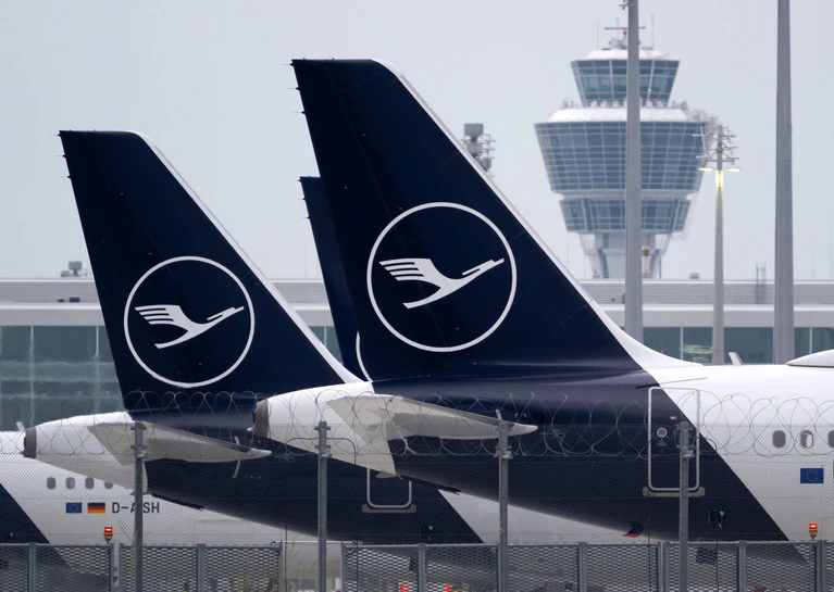 Wegen eines Streiks von Piloten der Lufthansa-Gruppe entfallen am Münchner Flughafen am Montag und Dienstag insgesamt etwa 710 Starts und Landungen. (Archivbild) — © Sven Hoppe/dpa