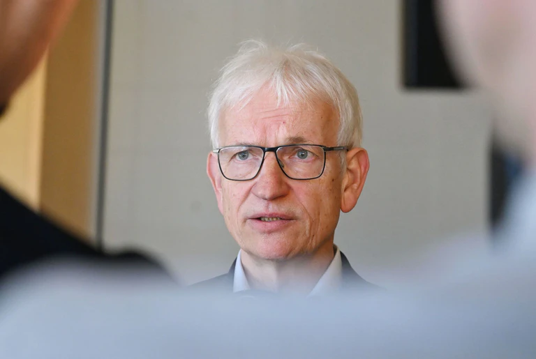 Die Deutsche Umwelthilfe klagt erneut gegen den Freistaat Bayern und dessen Klimaschutzpolitik. Bundesgeschäftsführer Jürgen Resch verlangt von der Staatsregierung deutlich mehr Anstrengungen zur Einhaltung der landeseigenen Klimaziele. (Archivbild) — © Uli Deck/dpa