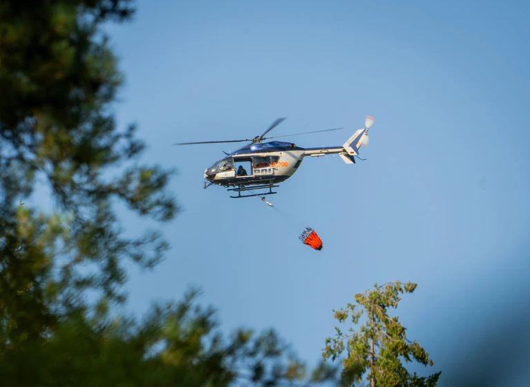 Auch aus der Luft wird gelöscht. — © Andreas Arnold/dpa