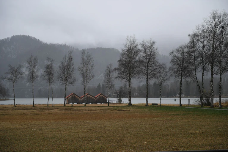 Trübe Aussichten: In Bayern werden Wolken und Regen erwartet - und in höheren Lagen Schnee. — © Felix Hörhager/dpa