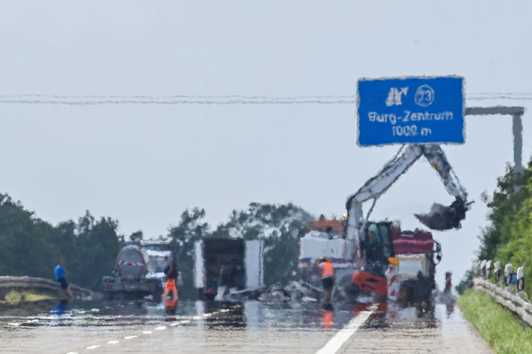 Hohe Temperaturen können auf Autobahnen zu gefährlichen Fahrbahnschäden führen – zuletzt war das etwa auf der A2 der Fall. — © Klaus-Dietmar Gabbert/dpa