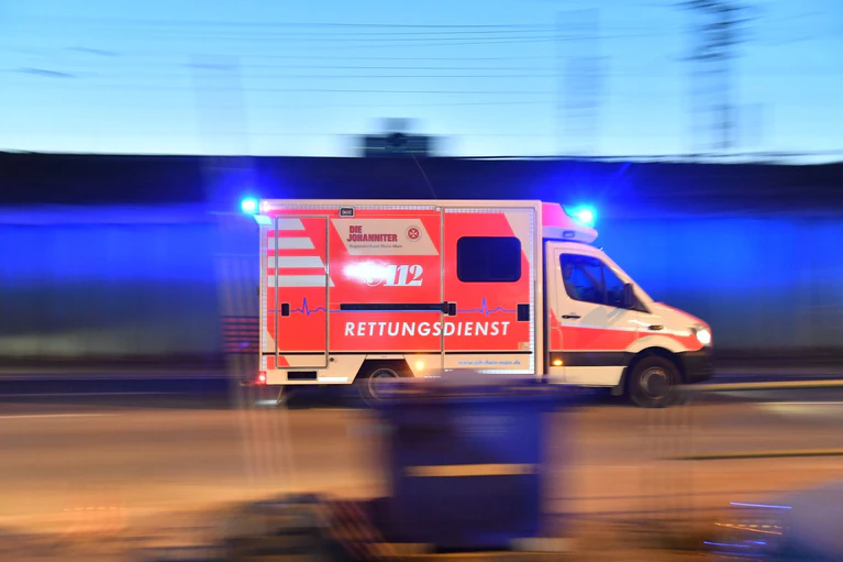 Sanitäter reanimieren den Motorradfahrer und bringen ihn in eine Klinik. (Symbolbild) — © Boris Roessler/dpa