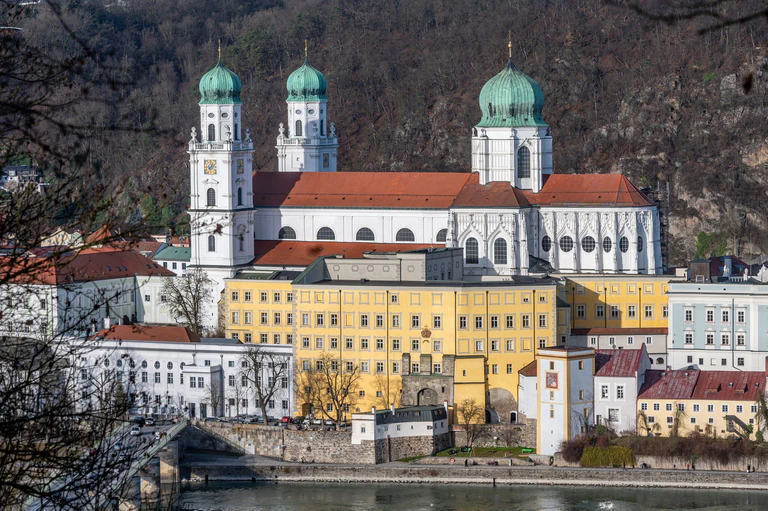 In Passau kommen die katholischen Bischöfe zusammen. (Symbolbild) — © Armin Weigel/dpa
